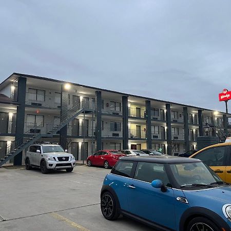 Hometowne Studios By Red Roof San Antonio E - Frost Bank Center Екстер'єр фото