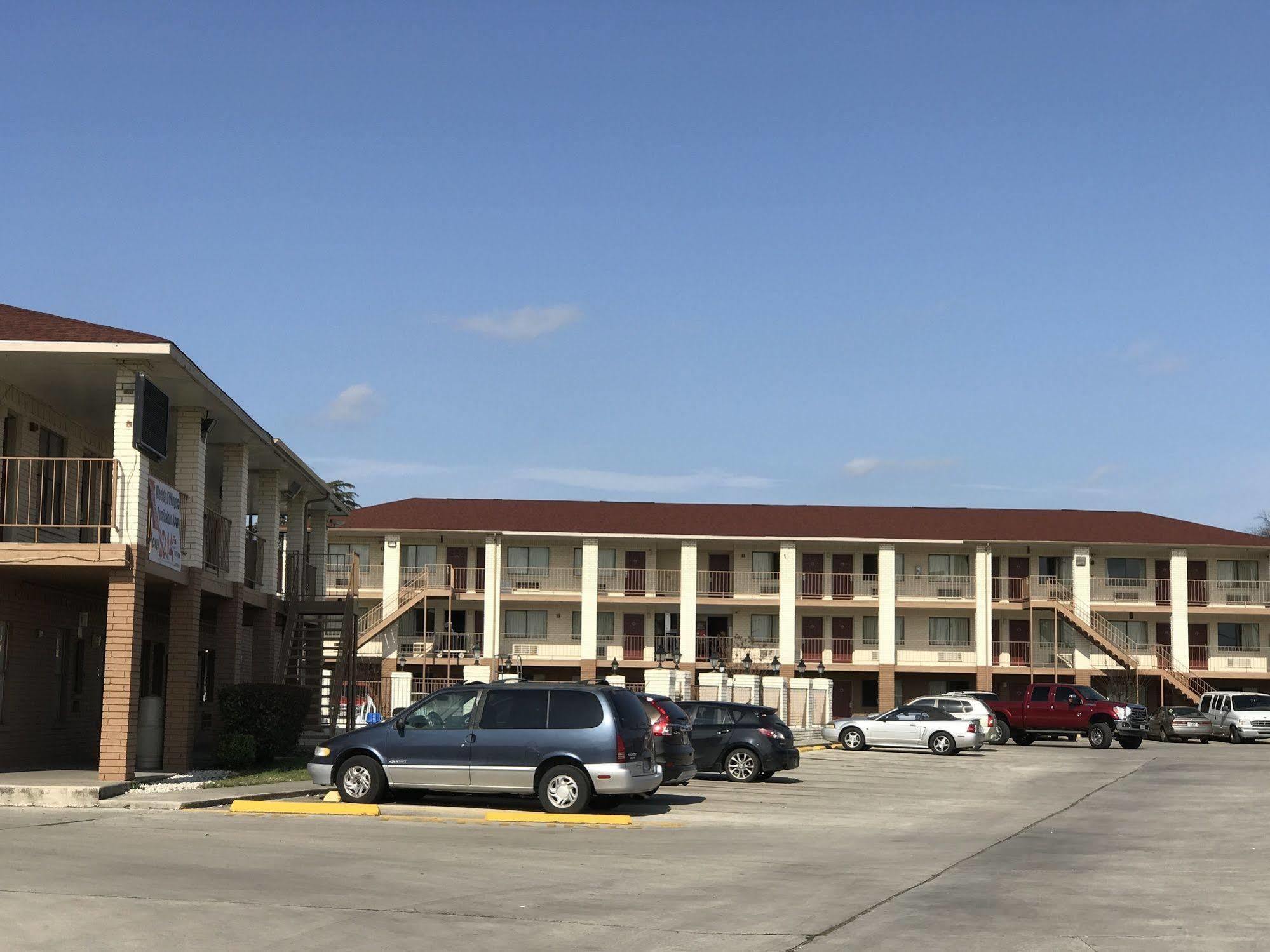 Hometowne Studios By Red Roof San Antonio E - Frost Bank Center Екстер'єр фото